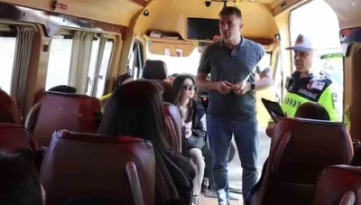 Manisa&rsquo;da sivil jandarma yolcu gibi otob&uuml;se binerek denetleme yaptı

