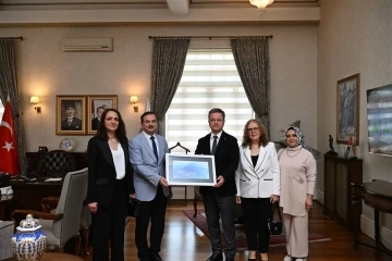 Manisa&rsquo;da yılın hemşiresi ve ebesinden Vali &Uuml;nl&uuml;&rsquo;ye ziyaret
