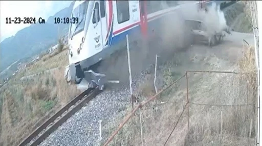 Manisa&rsquo;da yolcu treni ile otomobil &ccedil;arpıştı
