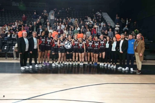 Manisa&rsquo;nın tek kadın basketbol takımından b&uuml;y&uuml;k başarı
