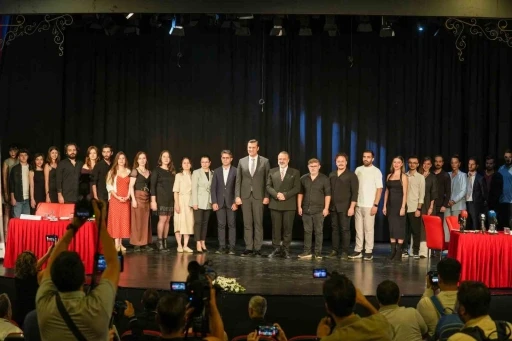 Manisa Şehir Tiyatrosu perdelerini Manisalılar i&ccedil;in a&ccedil;ıyor
