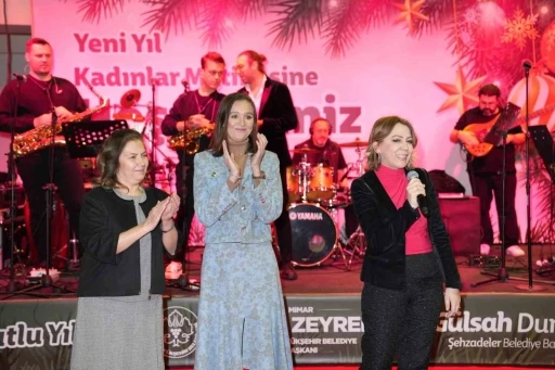 Manisalı kadınlar, &lsquo;Yeni Yıl Matinesi&rsquo;nde doyasıya eğlendi
