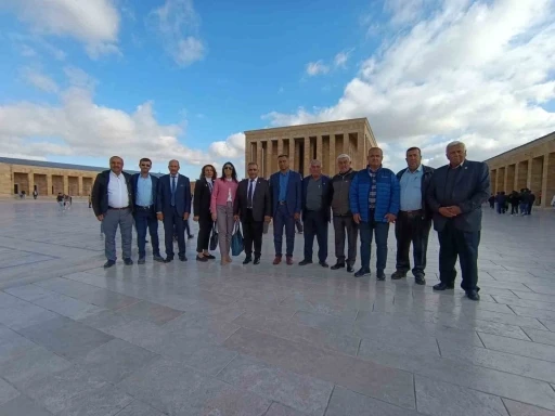 Manisalı muhtarlar Anıtkabir&rsquo;deki t&ouml;renlere katıldı
