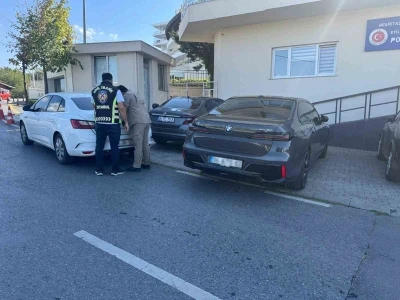  &lsquo;Resmi hizmete mahsustur&rsquo; kartıyla trafiğe &ccedil;ıkan aracın s&uuml;r&uuml;c&uuml;s&uuml;ne para cezası!