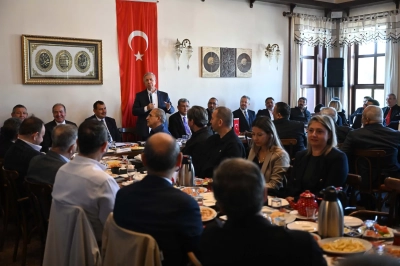 Mansur Yavaş, Tarihi D&ouml;n&uuml;ş&uuml;m Sonrası Anafartalar Caddesi Esnafıyla Buluştu