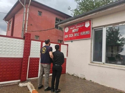 Mardin&rsquo;de cezaevi firarisi d&uuml;ğ&uuml;n salonunda saz &ccedil;alarken yakalandı
