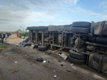 Mardin&rsquo;de kontrolden &ccedil;ıkan buğday y&uuml;kl&uuml; tır devrildi: 1 yaralı
