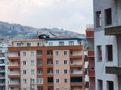 Mardin'de kuvvetli r&uuml;zgar 7 katlı binanın &ccedil;atısını u&ccedil;urdu