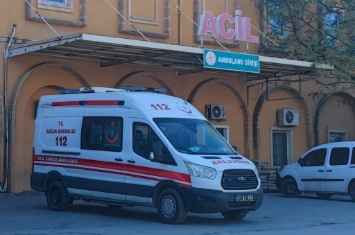 Mardin&rsquo;de otomobil şarampole yuvarlandı: 1 &ouml;l&uuml;, 2 yaralı
