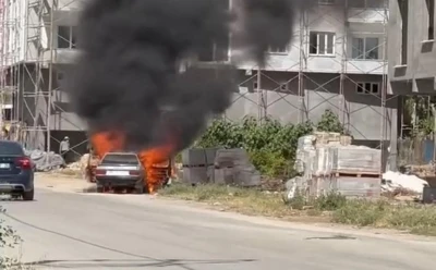 Mardin&rsquo;de park halindeki otomobil alev topuna d&ouml;nd&uuml;
