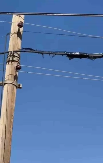 Mardin&rsquo;de sıcaklardan elektrik telleri eridi
