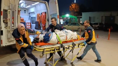 Marketin y&uuml;k asans&ouml;r&uuml;nde sıkışan iş&ccedil;i ağır yaralandı