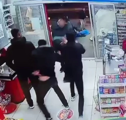 Markette korku dolu anlar: &Ccedil;atışma anları saniye saniye kamerada
