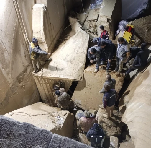 Mermer Ocağı'nda 1 kişi g&ouml;&ccedil;&uuml;k altında yaşamını yitirdi, 1 kişi de aranıyor