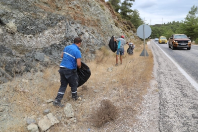Marmaris'te 25 Kişilik Ekip 55 Kilometrelik Yolu Y&uuml;r&uuml;yerek Temizledi