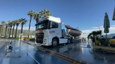 Marmaris&rsquo;te sağanak ve fırtınada karaya vuran tekneler &ccedil;ekildi