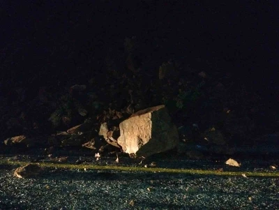 Marmaris&rsquo;te toprak kayması nedeniyle yol trafiğe kapatıldı