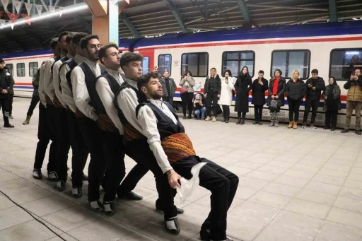 Masalsı yolculuğun treni Sivas&rsquo;a vardı, yolcular halayla karşılandı
