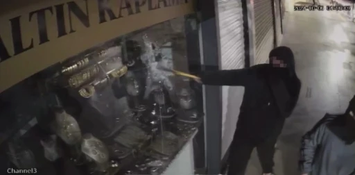 Maskeli hırsızlar altın kaplama bilezikleri ger&ccedil;ek sanarak &ccedil;aldı
