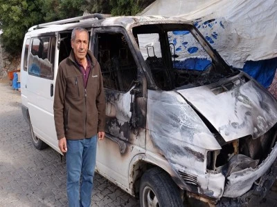 Maskeli ş&uuml;pheli 4 aracı kundakladı, alevler eve sı&ccedil;ramadan s&ouml;nd&uuml;r&uuml;ld&uuml;