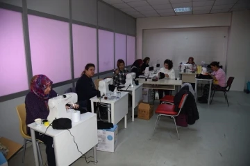 MASMEK kursiyerleri depremzedeler i&ccedil;in &uuml;retiyor
