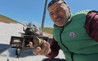 Mayıs ayında kar &uuml;st&uuml;nde kara demlikte &ccedil;ay keyfi yaptı
