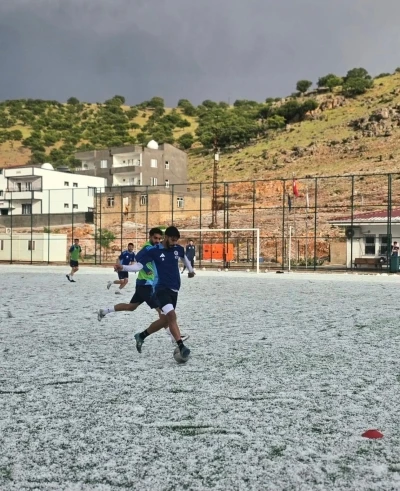 Mazıdağı Fosfatspor, dolu yağışına rağmen antrenmana devam etti
