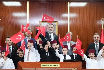 Meclis&rsquo;in a&ccedil;ılışı Kestel Belediyesi&rsquo;nde miniklerle yeniden canlandı
