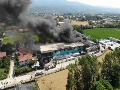 Medikal &uuml;r&uuml;n &uuml;reten fabrikada yangın