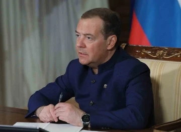 Medvedev: "&Uuml;lkemize y&ouml;nelik tehditleri, Polonya sınırına kadar olsa bile m&uuml;mk&uuml;n olduğunca geri itmeliyiz"
