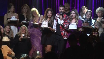 Mehmet &Ccedil;evik sahnede 36 kişinin doğum g&uuml;n&uuml;n&uuml; aynı anda kutladı