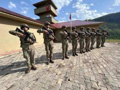 Mehmet&ccedil;ik'in bir eli tetikte bir eli bayramlaşmada