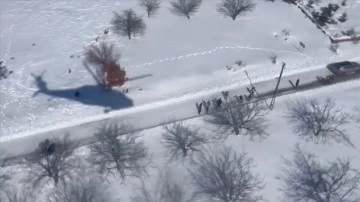 Mehmet&ccedil;ik k&ouml;ylere helikopterlerle yardım malzemesi taşıyor