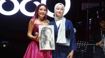 Melek Mosso&rsquo;dan K&uuml;tahya&rsquo;da 30 Ağustos konseri
