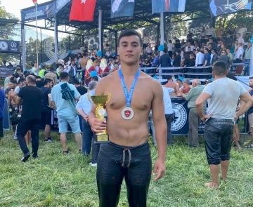 Melih &Ouml;zdemir Kurtdereli G&uuml;reşlerinde g&uuml;m&uuml;ş madalya kazandı
