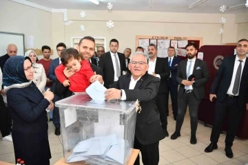 Memduh B&uuml;y&uuml;kkılı&ccedil;, t&uuml;m il&ccedil;elerde en fazla oyu alan aday
