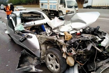 Memleketlerine giden polis memurları otoyolda kaza yaptı: 1 &ouml;l&uuml;, 1 yaralı