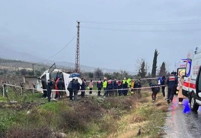 Memurları taşıyan minib&uuml;s kaza yaptı: 1 &ouml;l&uuml; ve &ccedil;ok sayıda yaralı var! 