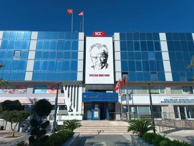 Menderes Belediyesi'ne ikinci dalga operasyon: 9 g&ouml;zaltı