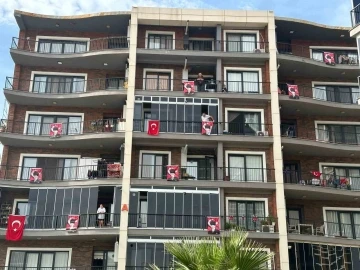 Menemen&rsquo;de 100. yıl coşkusu: 100 bin bayrak sokak sokak dağıtılıyor
