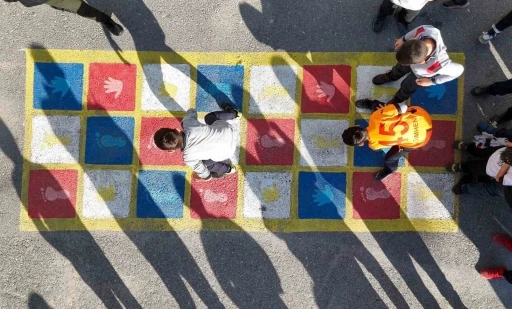 Menemen&rsquo;de okul bah&ccedil;eleri artık &ccedil;ok daha eğlenceli
