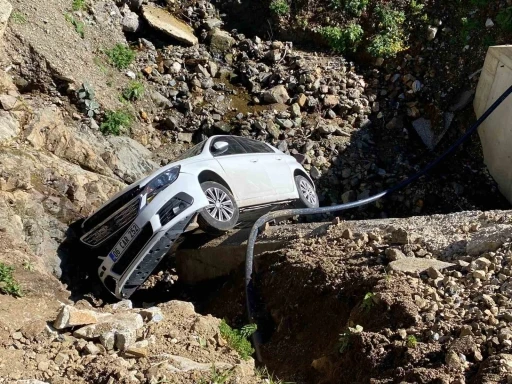 Menfeze yuvarlanan otomobilden yaralanmadan &ccedil;ıktılar, aracı terk edip gittiler
