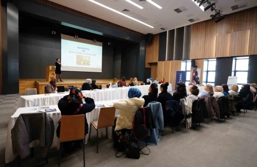 Menopoz s&uuml;recinin zorlukları "menopoz okulu"nda ele alındı
