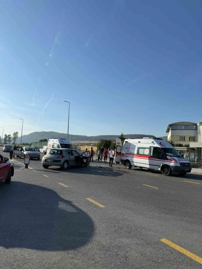 Menteşe&rsquo;de trafik kazası: 2&rsquo;si &ccedil;ocuk 3 kişi yaralandı
