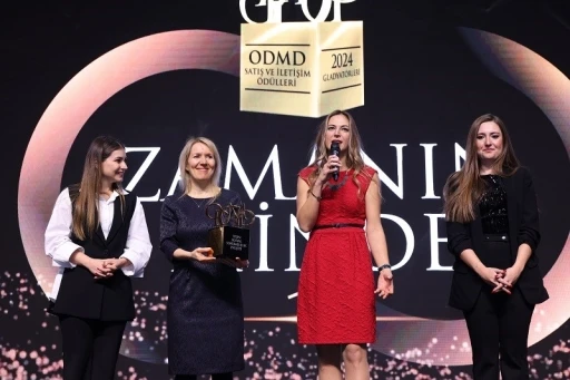 Mercedes-Benz Otomotiv&rsquo;e Yılın Sosyal Sorumluluk Projesi &ouml;d&uuml;l&uuml;
