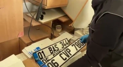 Merdiven altı plaka basım at&ouml;lyelerine baskın: 4 tutuklama