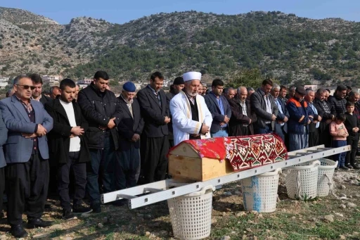 Merdiven, maganda kurbanı 9 yaşındaki Kemal i&ccedil;in musalla taşı oldu
