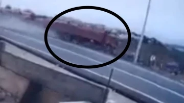 Mersin&rsquo;de 2 kişi &ouml;l&uuml;me b&ouml;yle gitmiş: feci kamyon kazası g&uuml;venlik kamerasında
