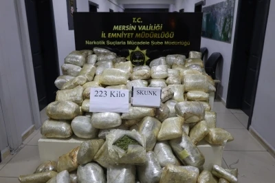 Mersin&rsquo;de 223 kilogram skunk maddesi ele ge&ccedil;irildi