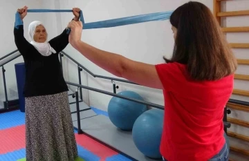 Mersin&rsquo;de 3 &ccedil;ocuk annesi egzersiz ve diyetle bastondan kurtuldu
